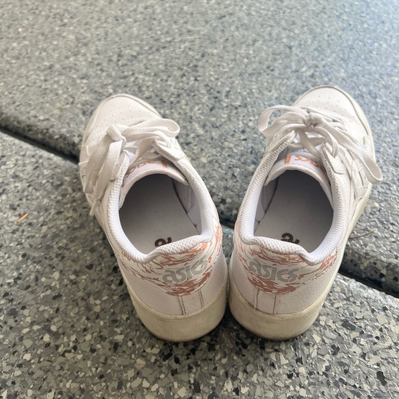 ASICS - Picture 2 of 3